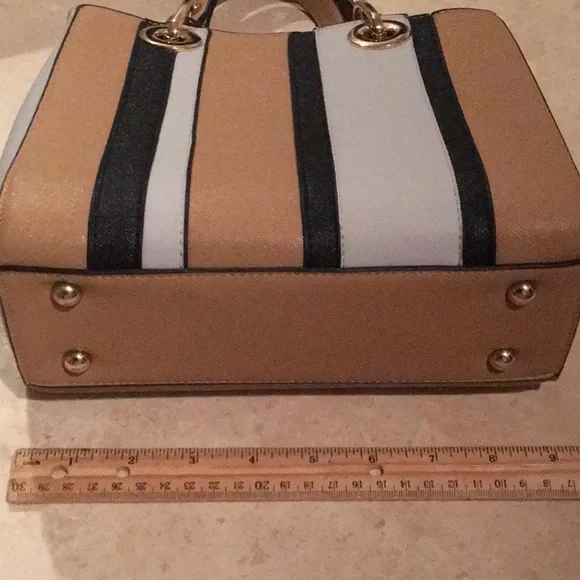 Cute Handbags with crossbody strap. - Picture 3 of 9